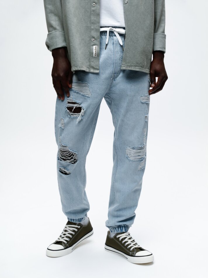 Calça jeans jogger rasgada - Azul claro