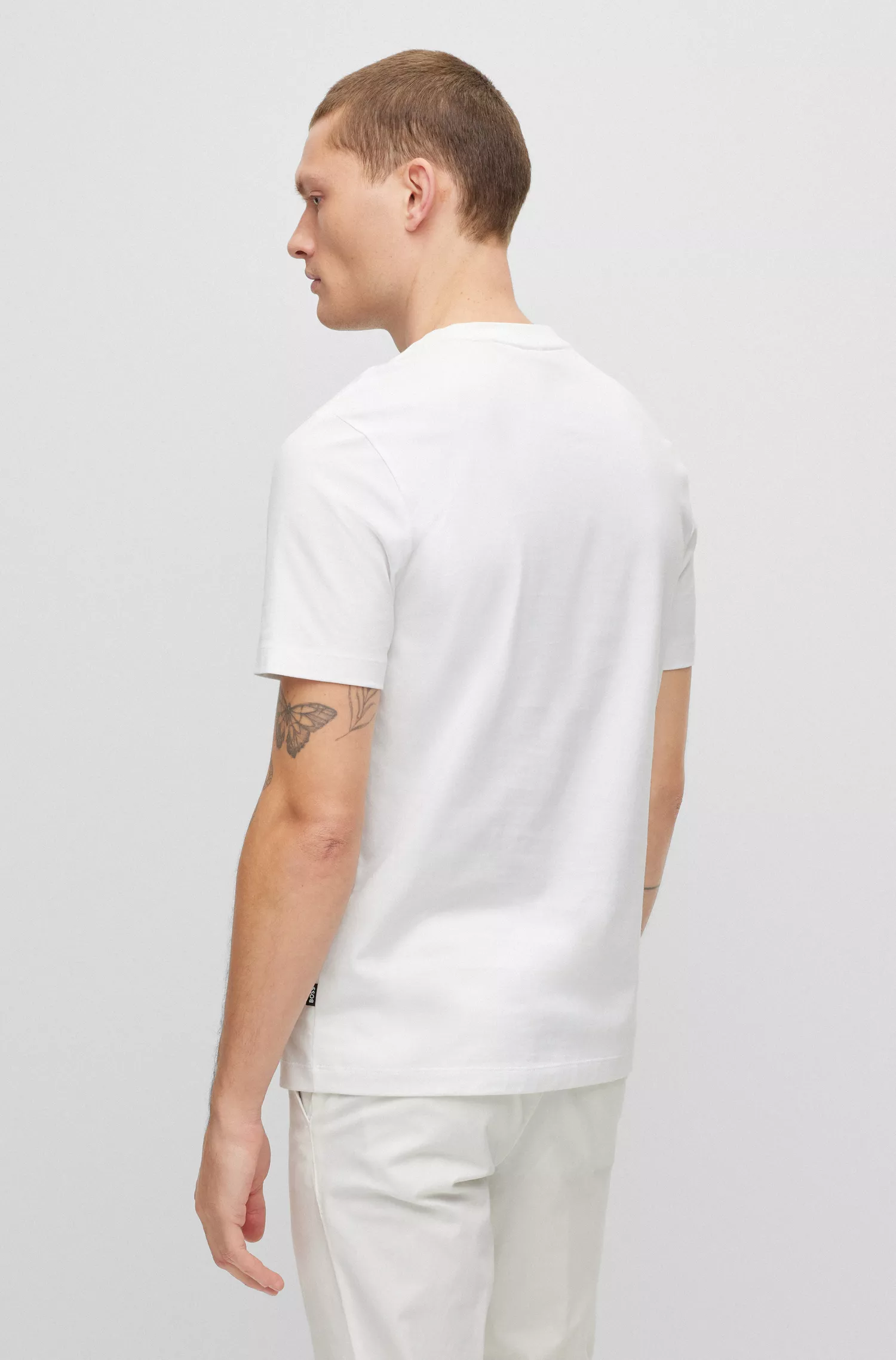 Camiseta BOSS preta em mistura de algodão com estampa fotográfica de praia e logotipo.