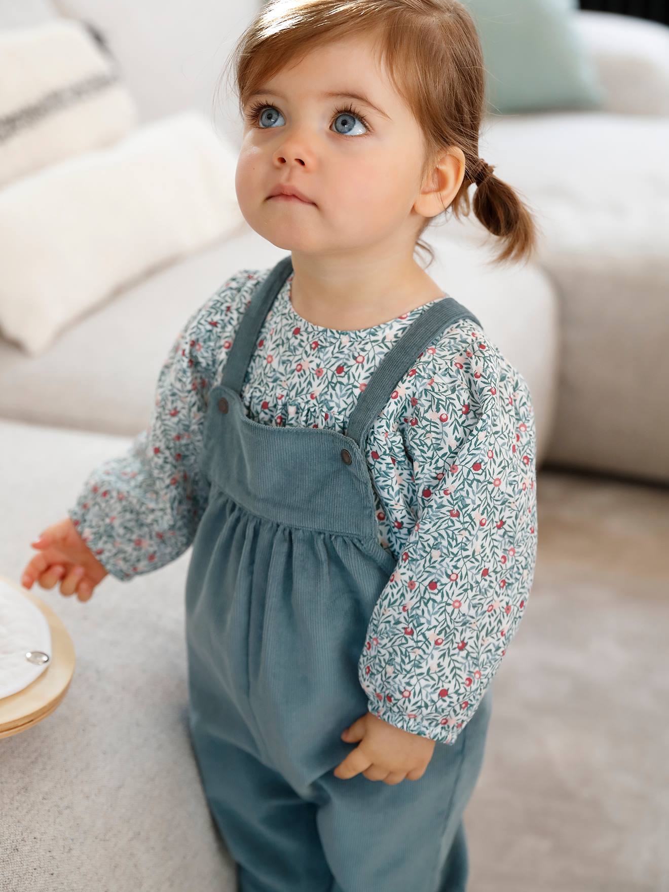 Conjunto de blusa e jardineira de veludo cotelê azul escuro liso para bebê menina.