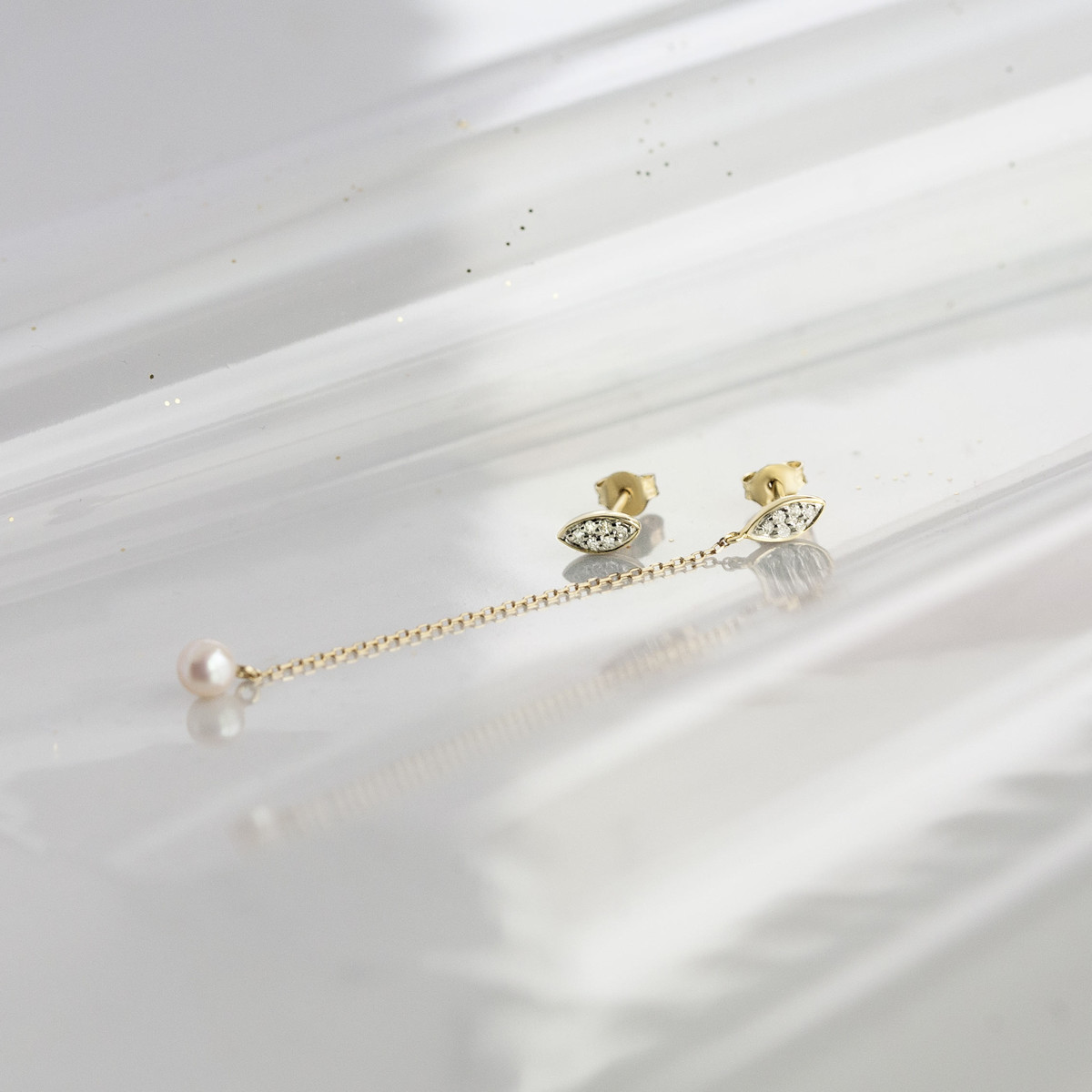 Boucles d'oreilles or 375 2 tons perle diamants