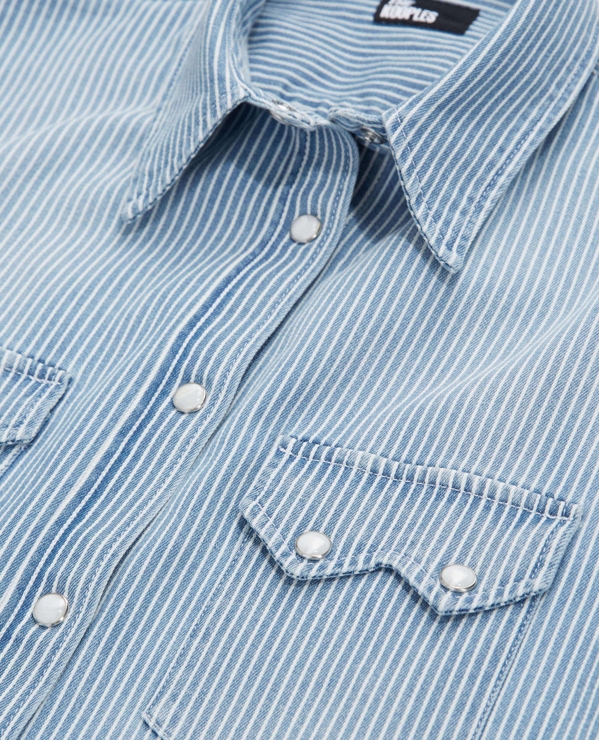 Chemise à rayures bleues et blanches