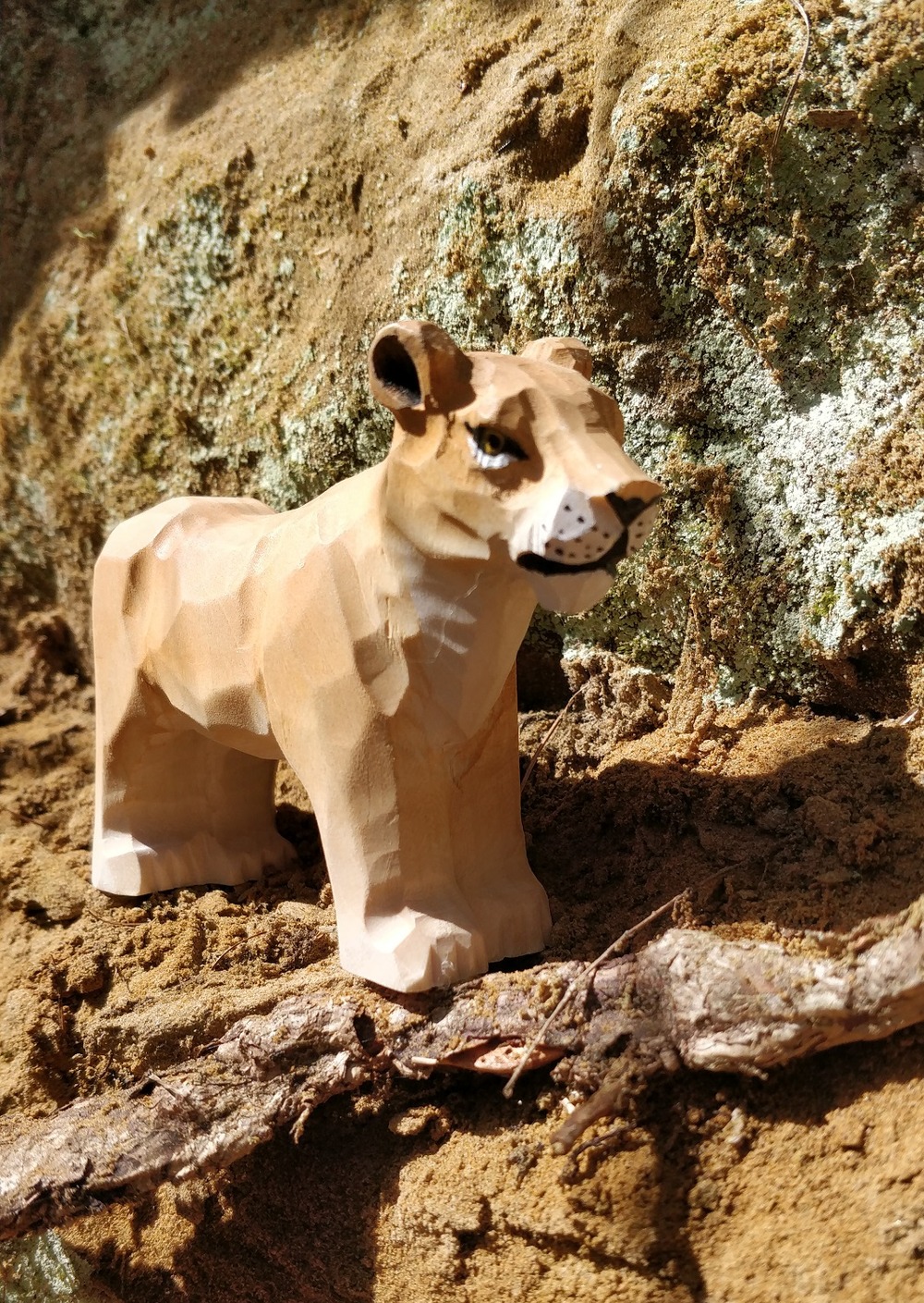 Figurine lionne en bois