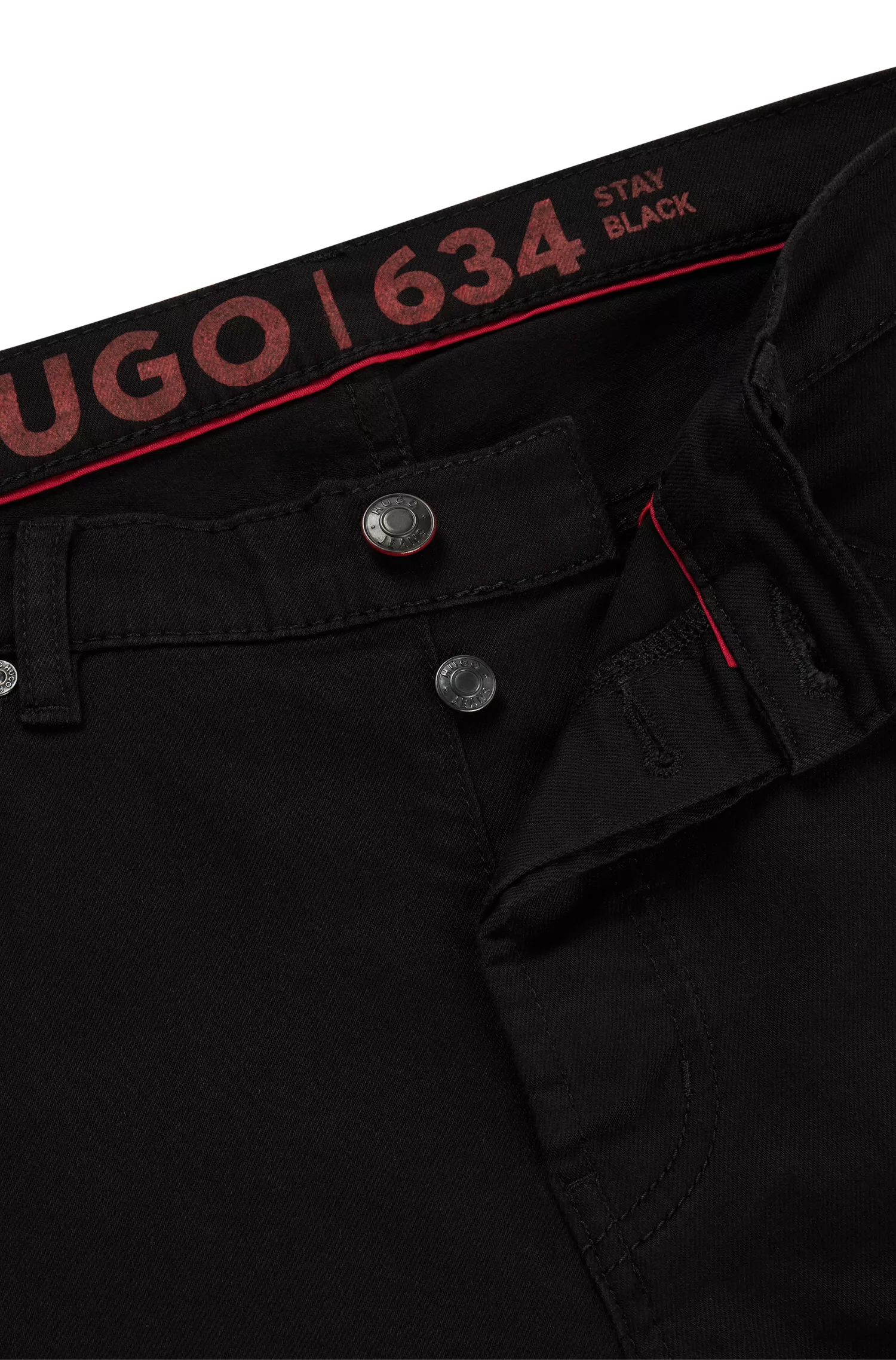 Calça jeans HUGO vermelha, corte afunilado, em denim preto com elasticidade confortável.