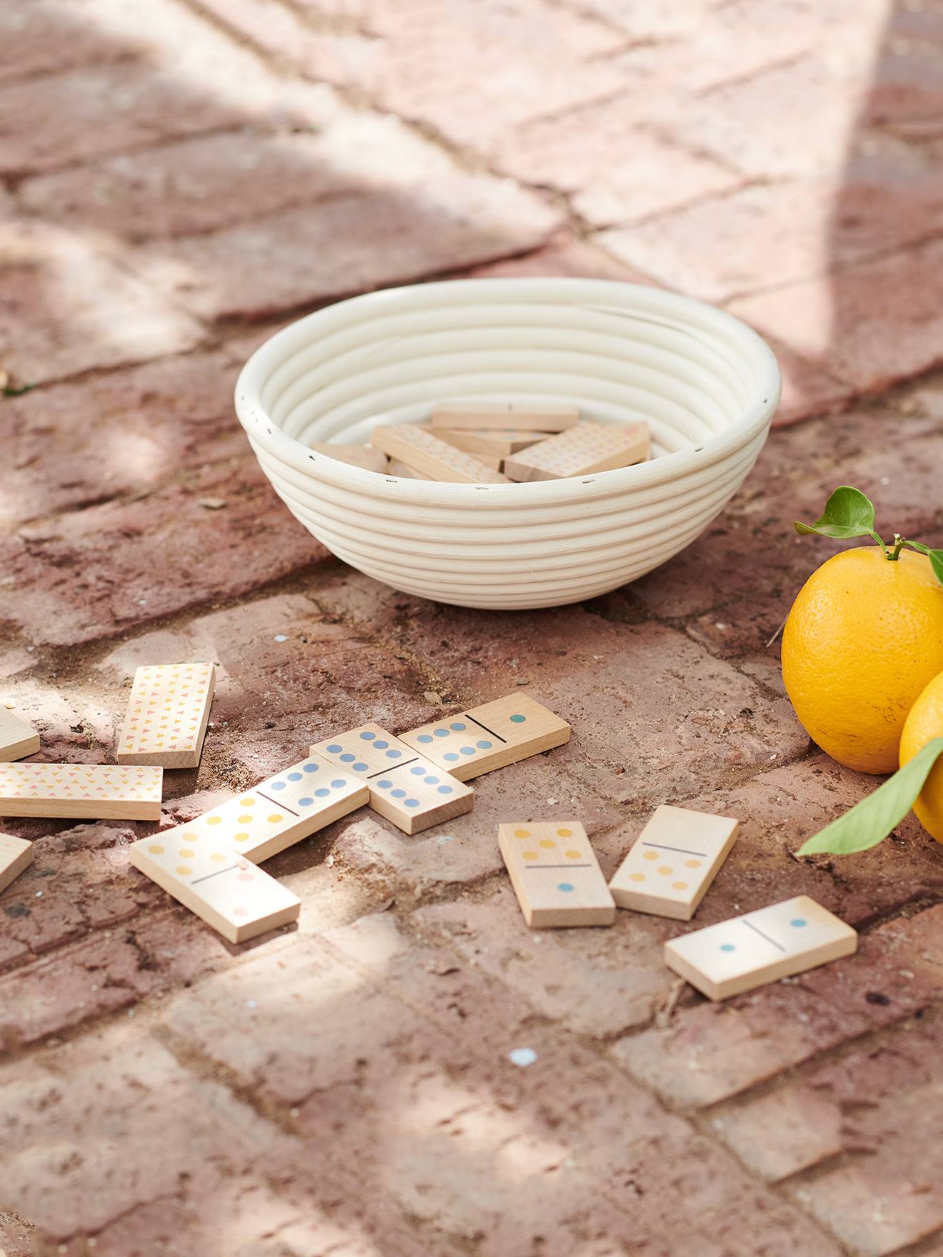 Conjunto de dominós de madeira FSC® lisos, tamanho médio, na cor vermelha, com motivos decorativos.