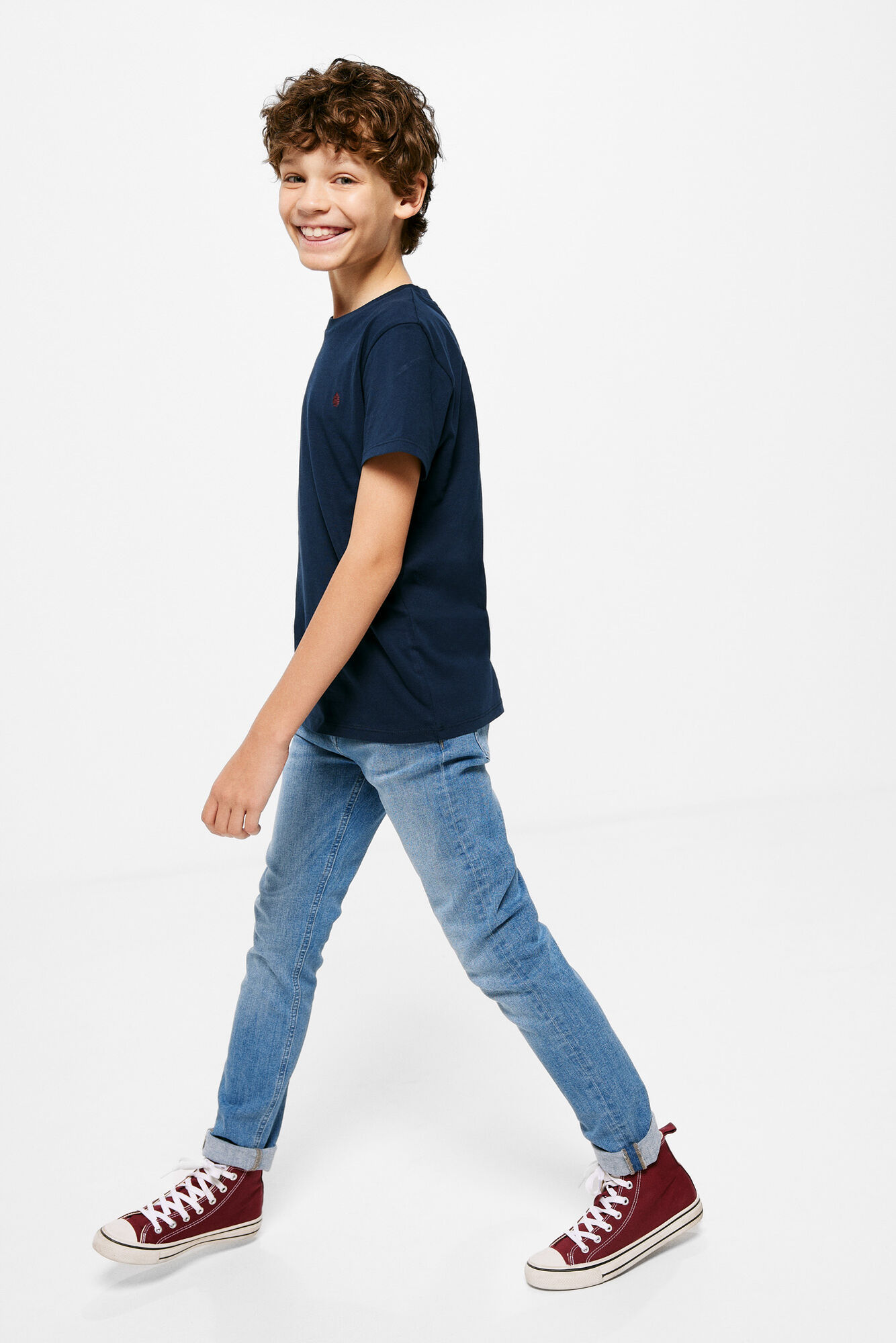 Camiseta básica com logo para meninos