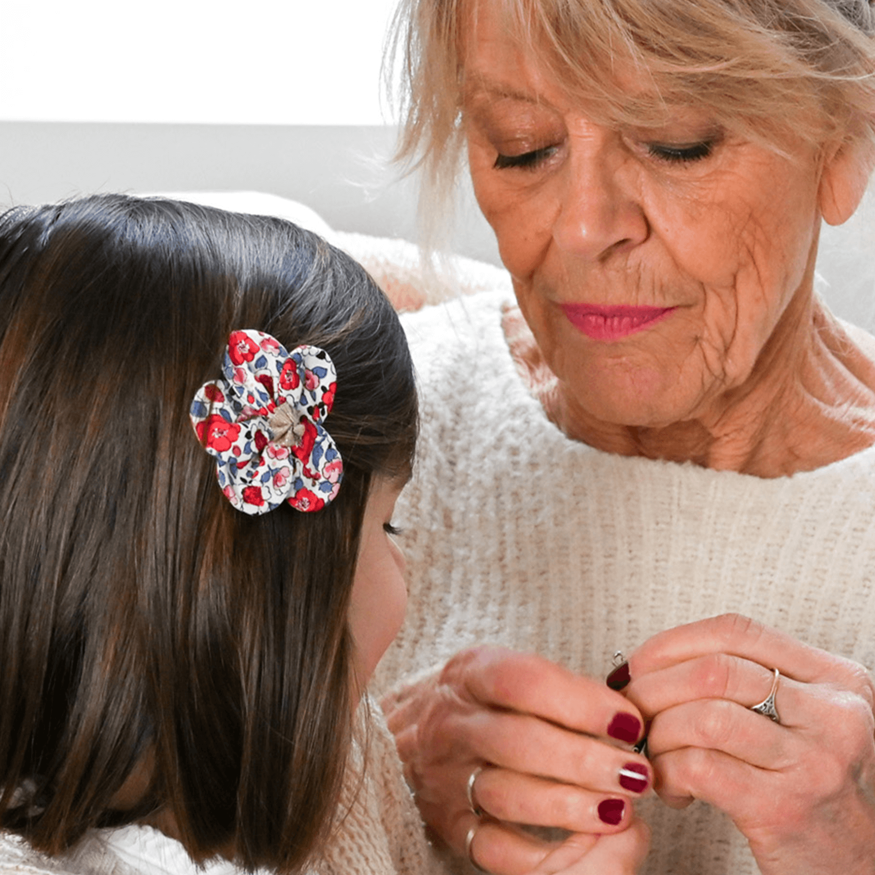 Petite Barrette Pétales De Fleur Rouge Corolle