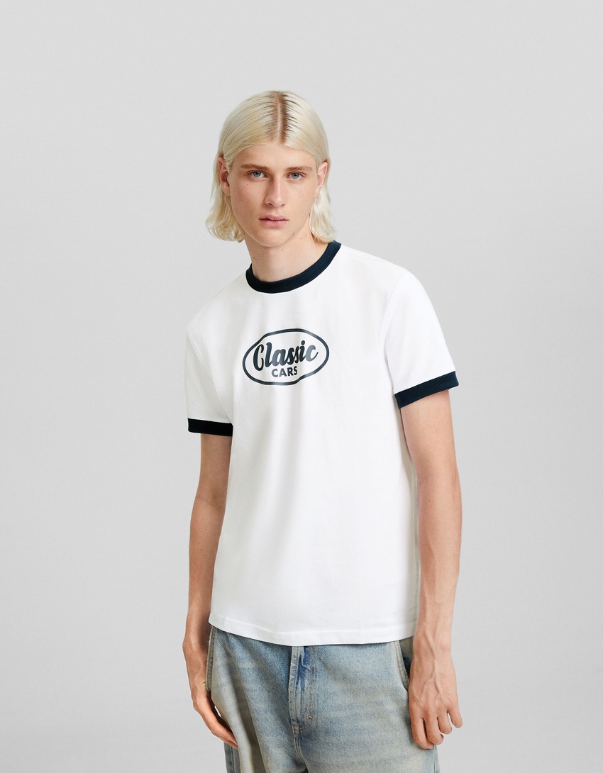 Camiseta de manga curta com estampa contrastante e modelagem ampla.