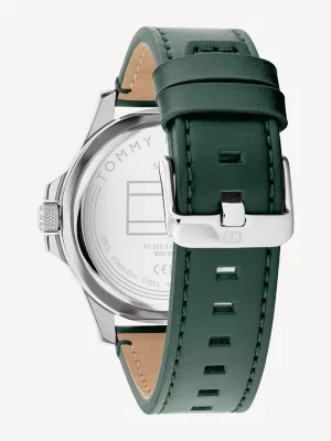 Relógio com mostrador preto e pulseira de couro verde