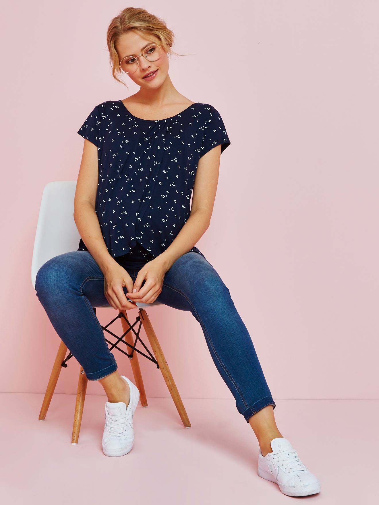 Camiseta de enfermagem azul-escura estampada com bainhas cruzadas.