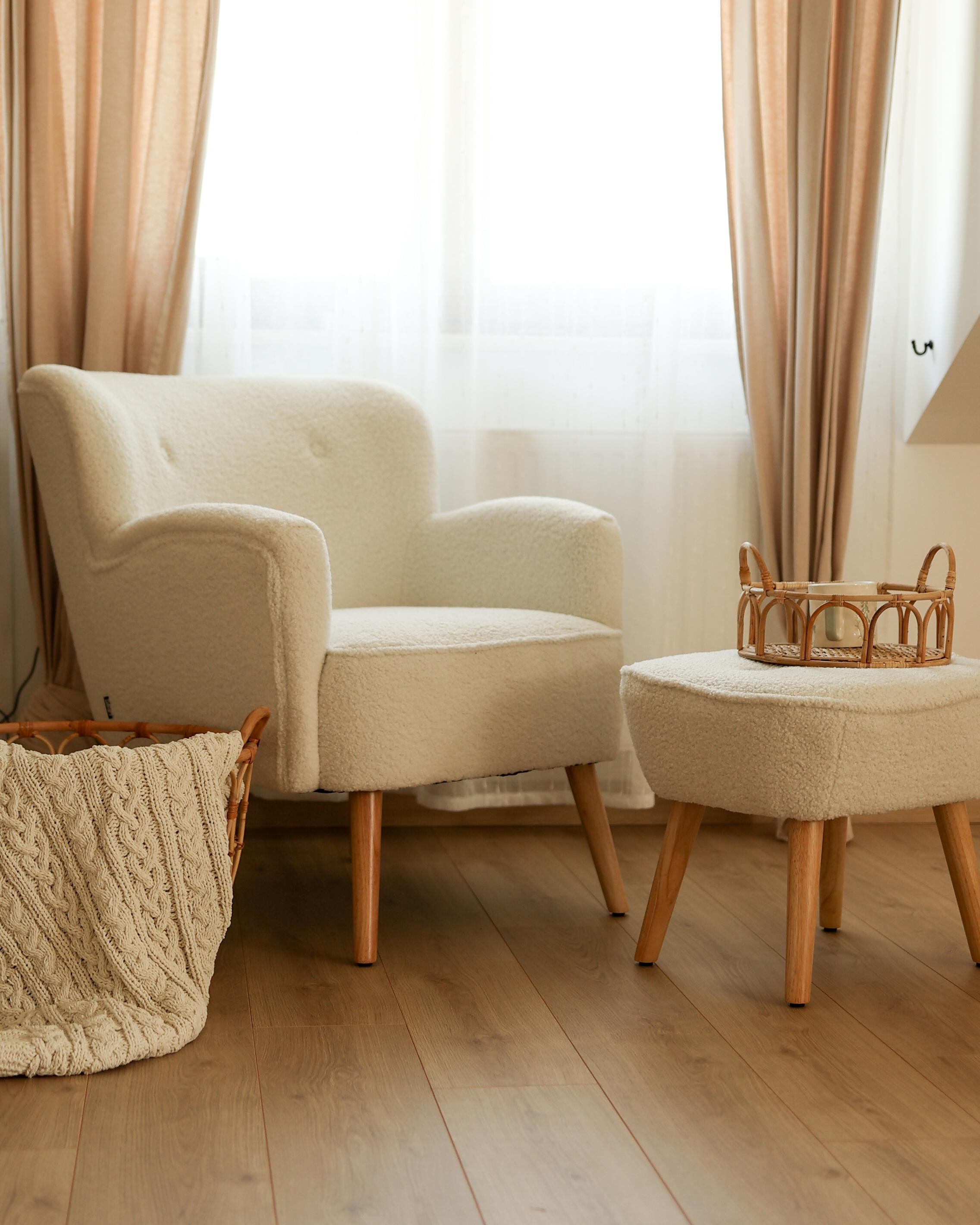 Fauteuil TUMBA met voetenbank Bouclé Wit