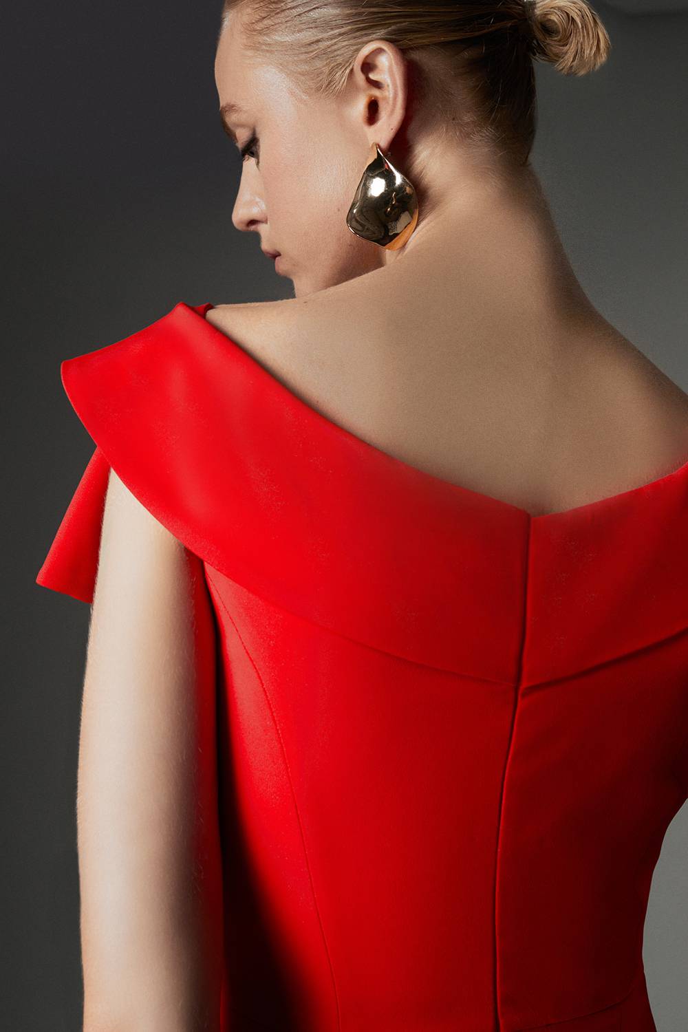 KarenMillen Collection Archive – Robe Midaxi Asymétrique à Détail Grand Nœud et Épaules Dénudées