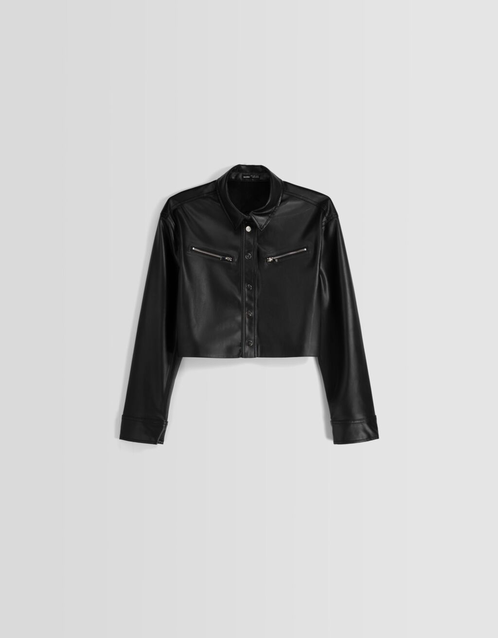 Camisa cropped de manga comprida em couro sintético com zíperes