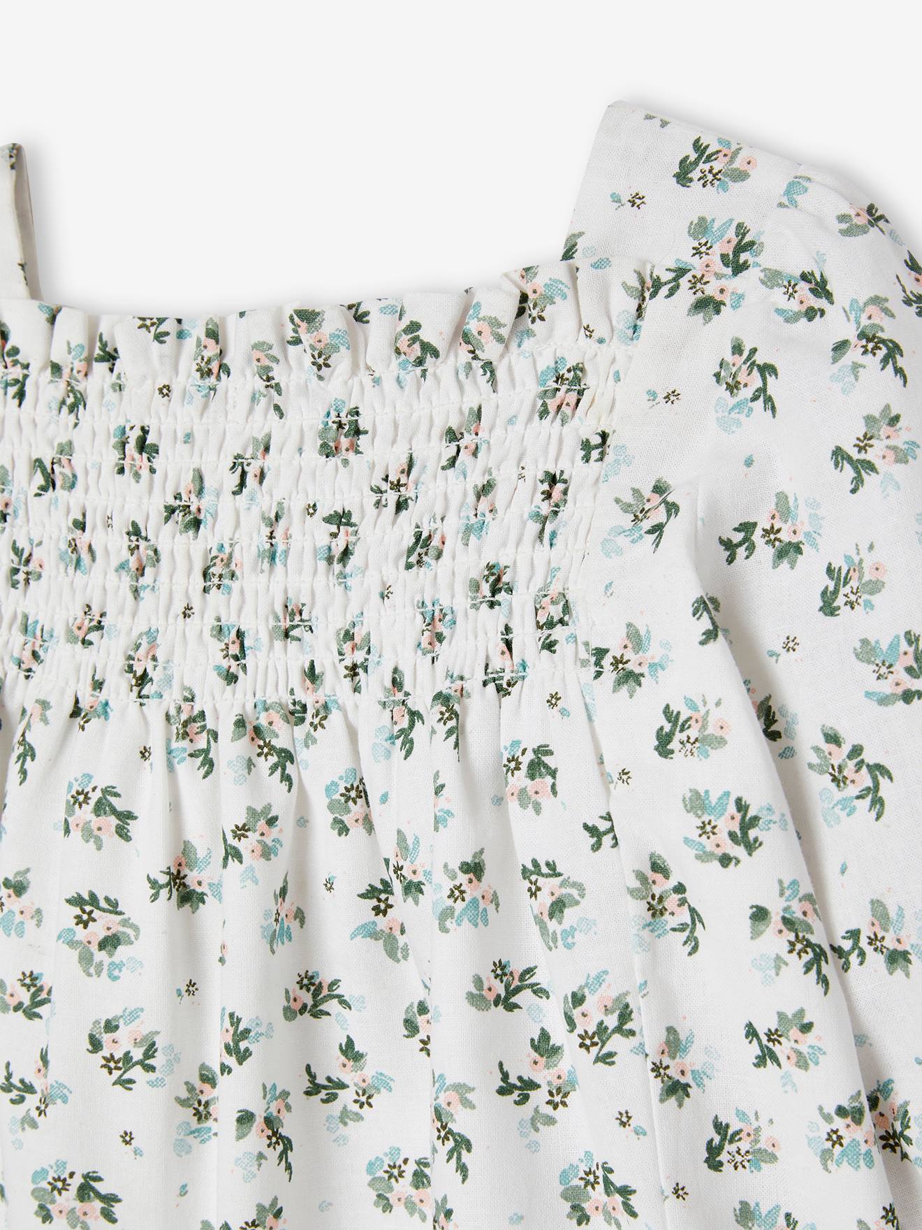 Vestido floral branco para bebê com detalhes franzidos.