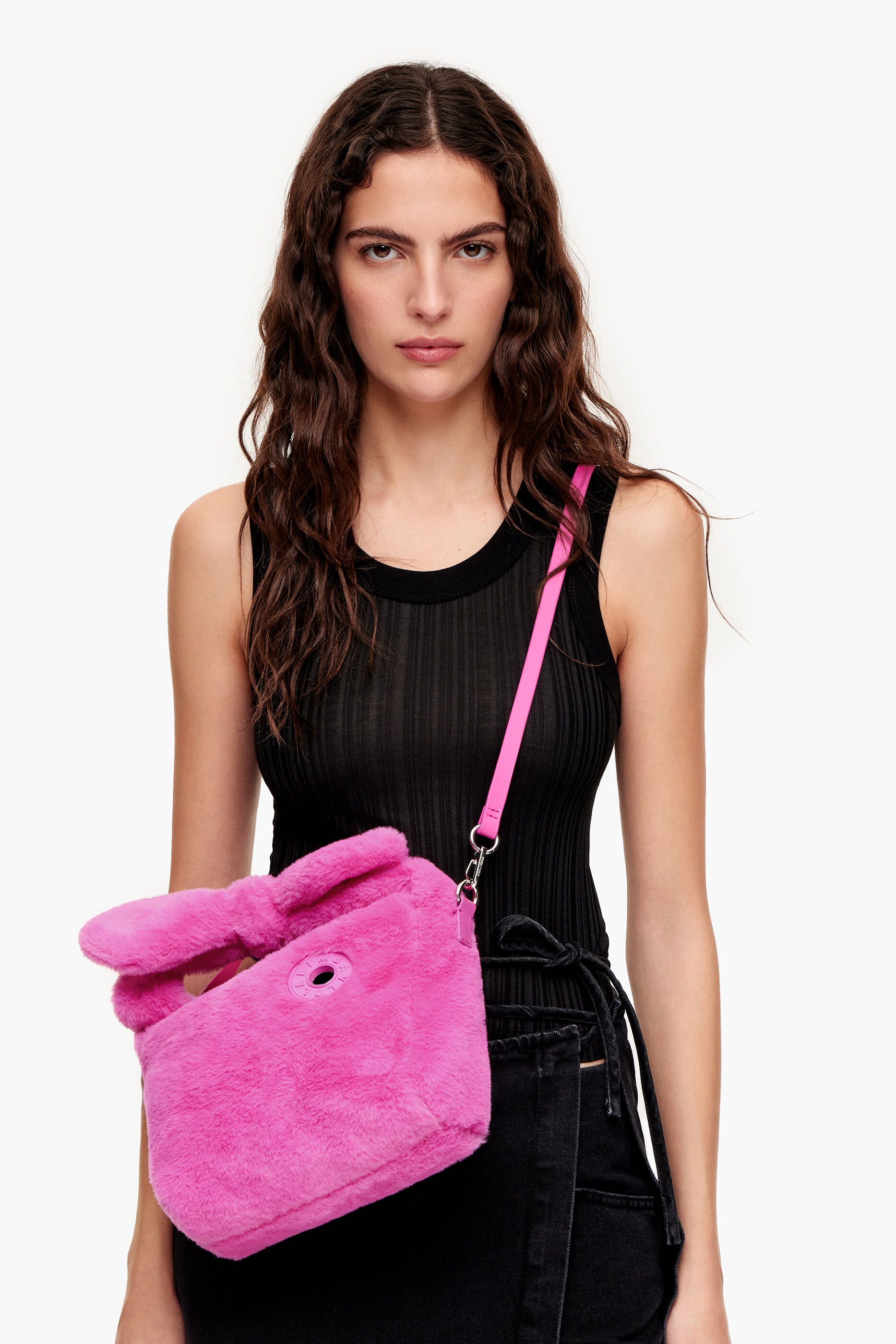 Bolsa hobo tamanho P com forro de pele rosa.