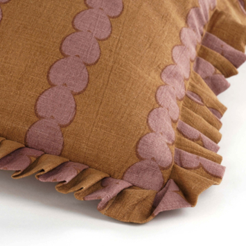 Kussen streep ruffled hart bruin 55 x 53 cm