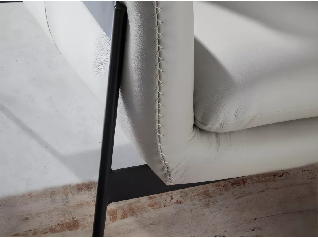 Fauteuil en cuir et pieds en acier noir 5042 ANGEL CERDA