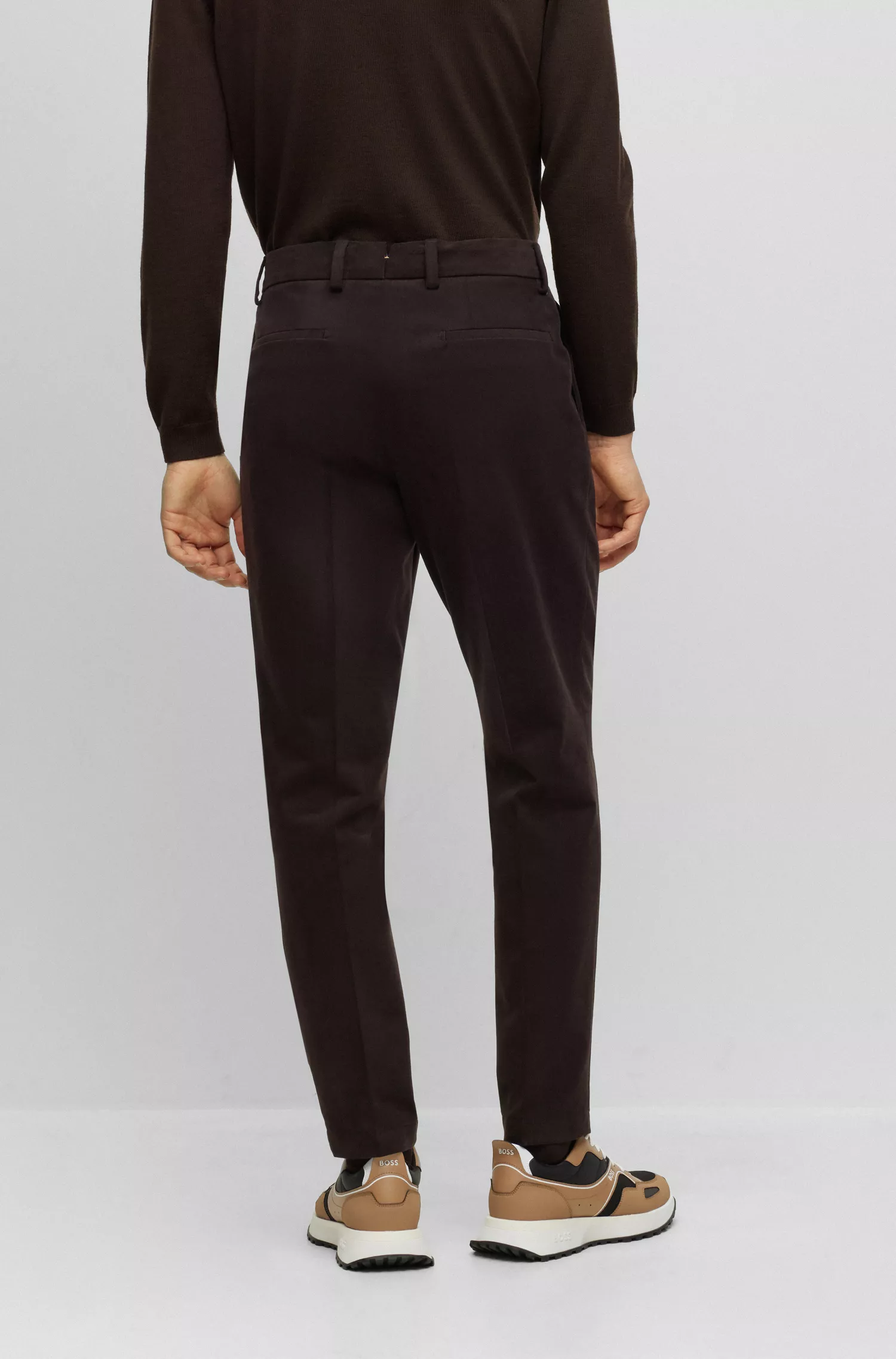Calça BOSS Camel de corte afunilado em algodão com prega frontal.
