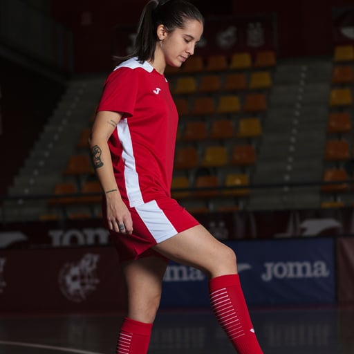 Camiseta Joma Championship VI de manga curta, vermelha e branca.