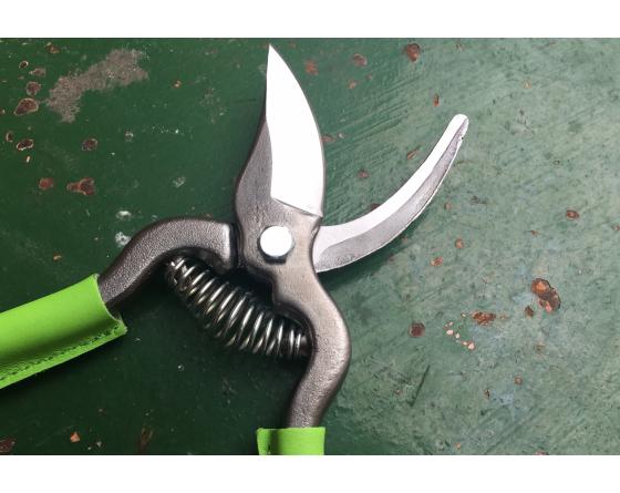 Sécateur de Jardin 18 cm - revêtement des branches en cuir VERT