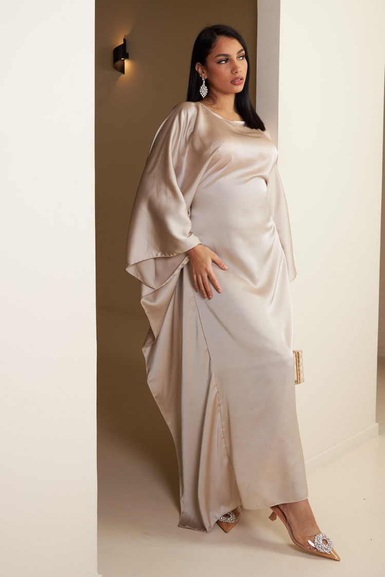 Robe beige en satin ajustée à la taille