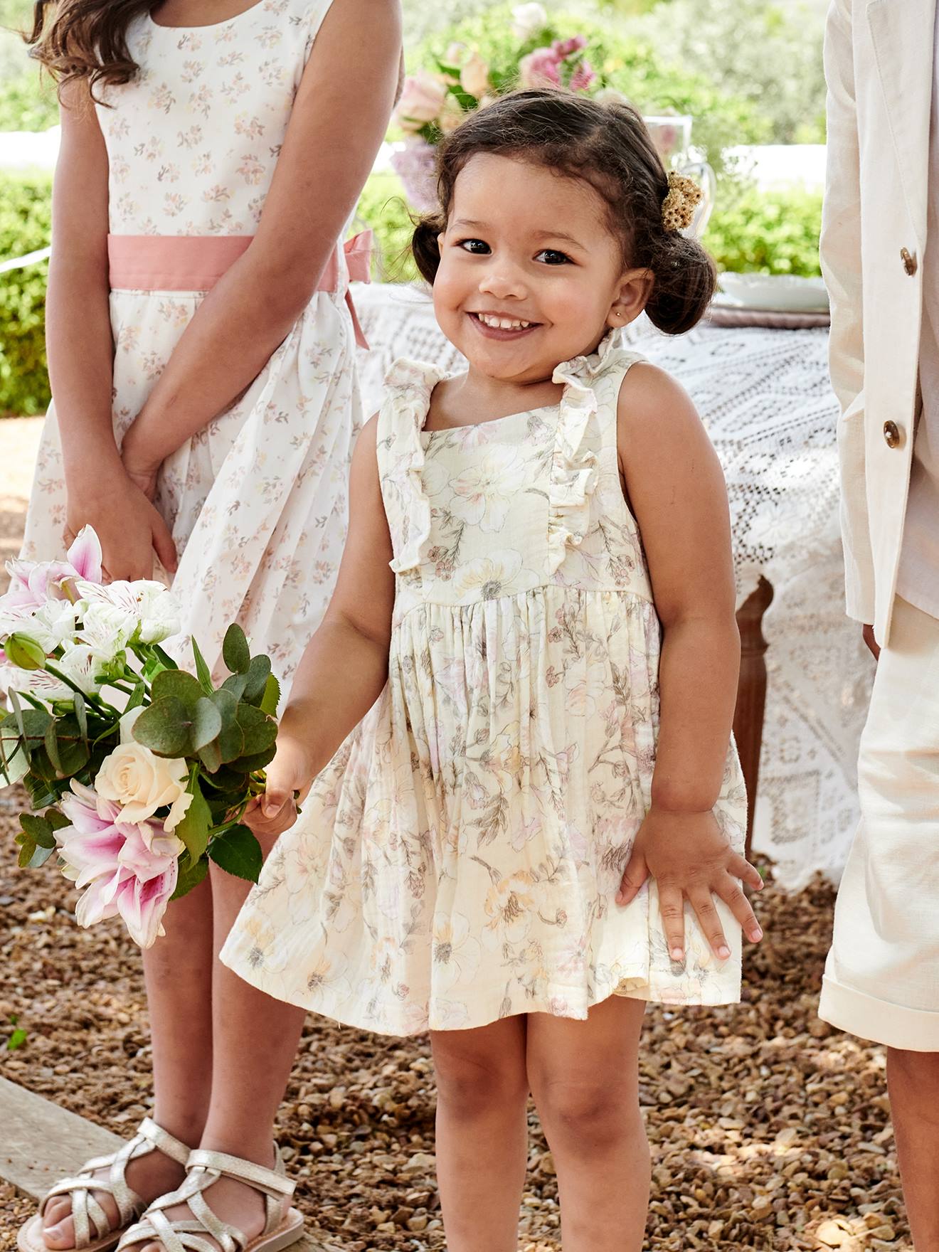 Vestido infantil em chiffon de algodão cru com estampa floral.