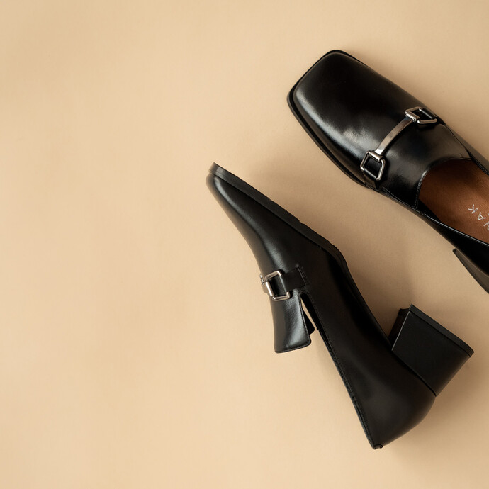Mocassins à petits talons et mors  en cuir noir
