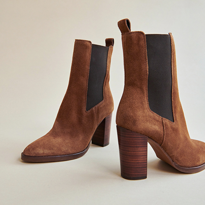 Bottines à bouts pointus et élastiques  en croute cognac