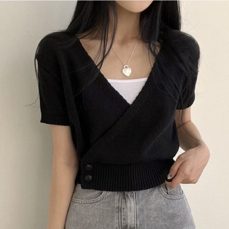 Rosesand - Kort gebreide crop top met V-hals en korte mouwen