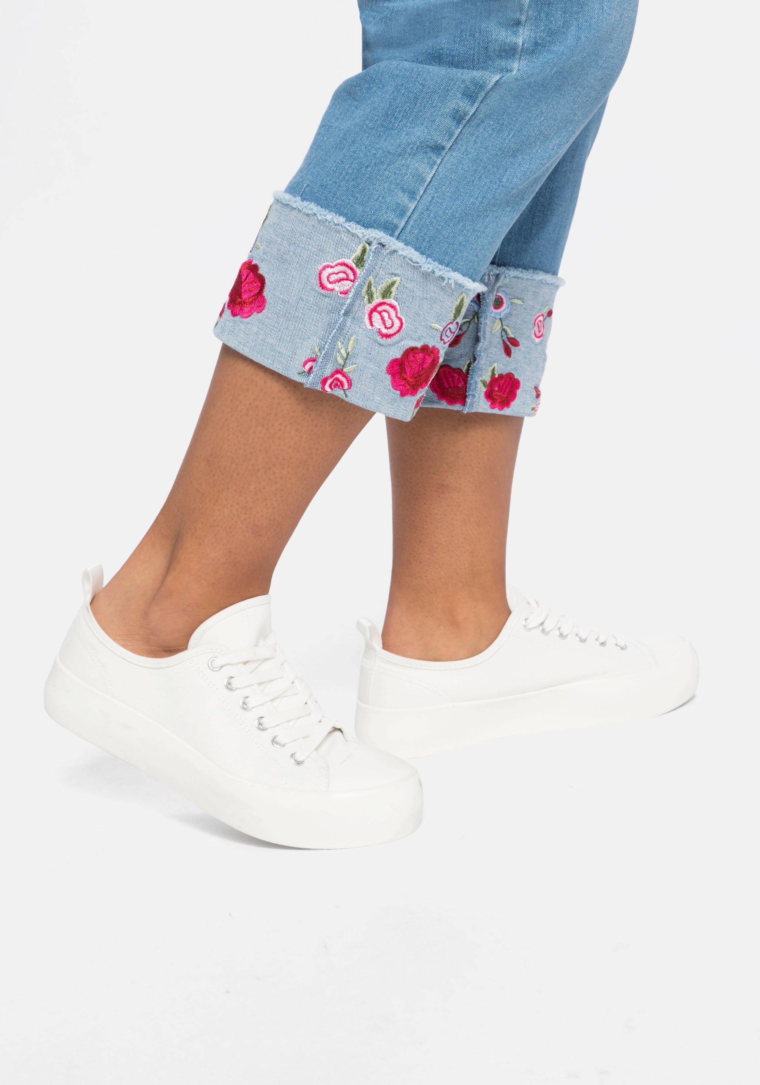 Schmale 7/8-Jeans mit besticktem Aufschlag