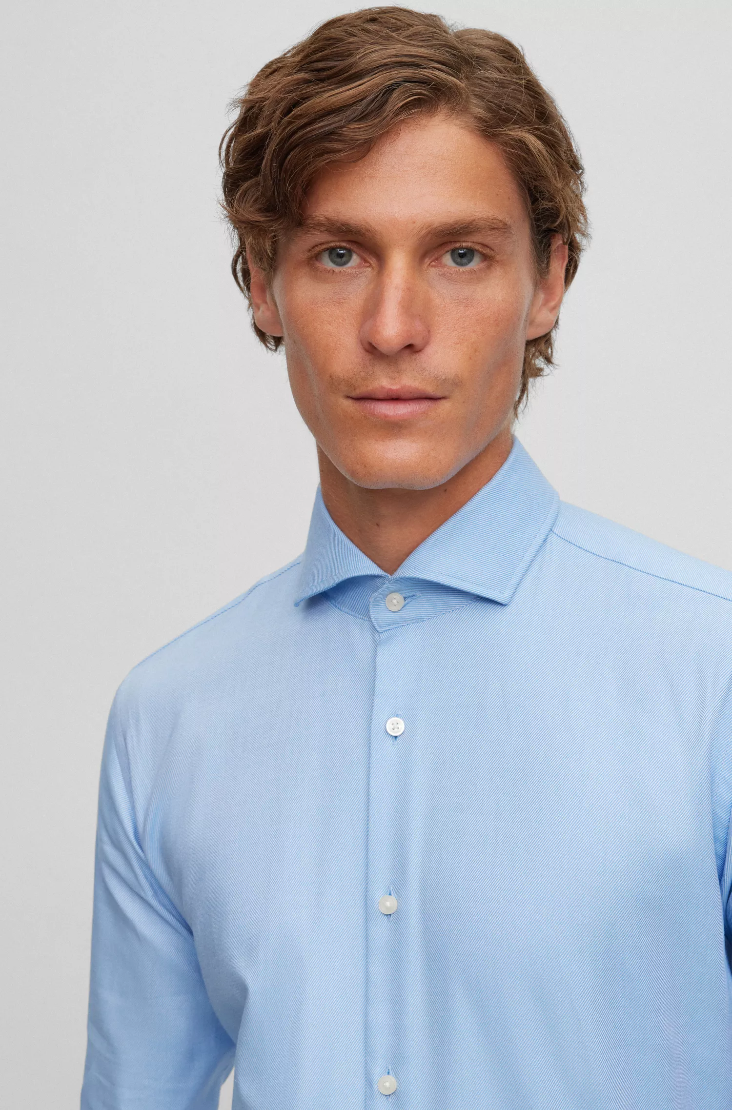 Camisa BOSS preta de corte regular em sarja de algodão elástico de fácil passar.