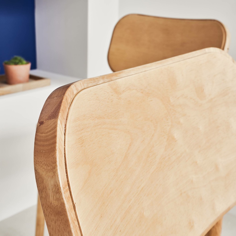 Lot de 2 chaises en bois d'hévéa. Forme courbée. Finition brossée