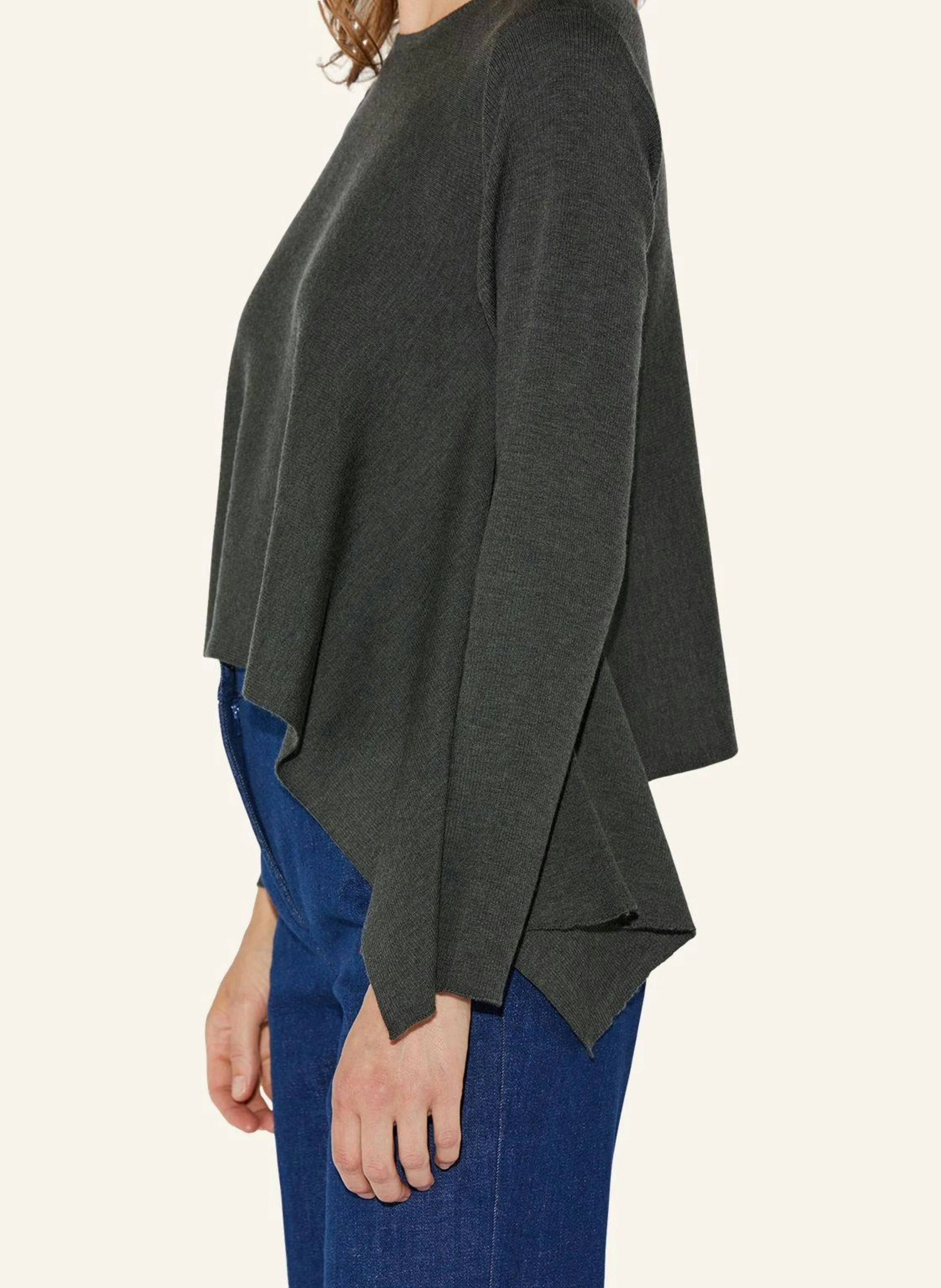 CÂLLAS MILANO HELOISE Asymmetrischer Pullover aus Merinowolle mit Rundhalsausschnitt