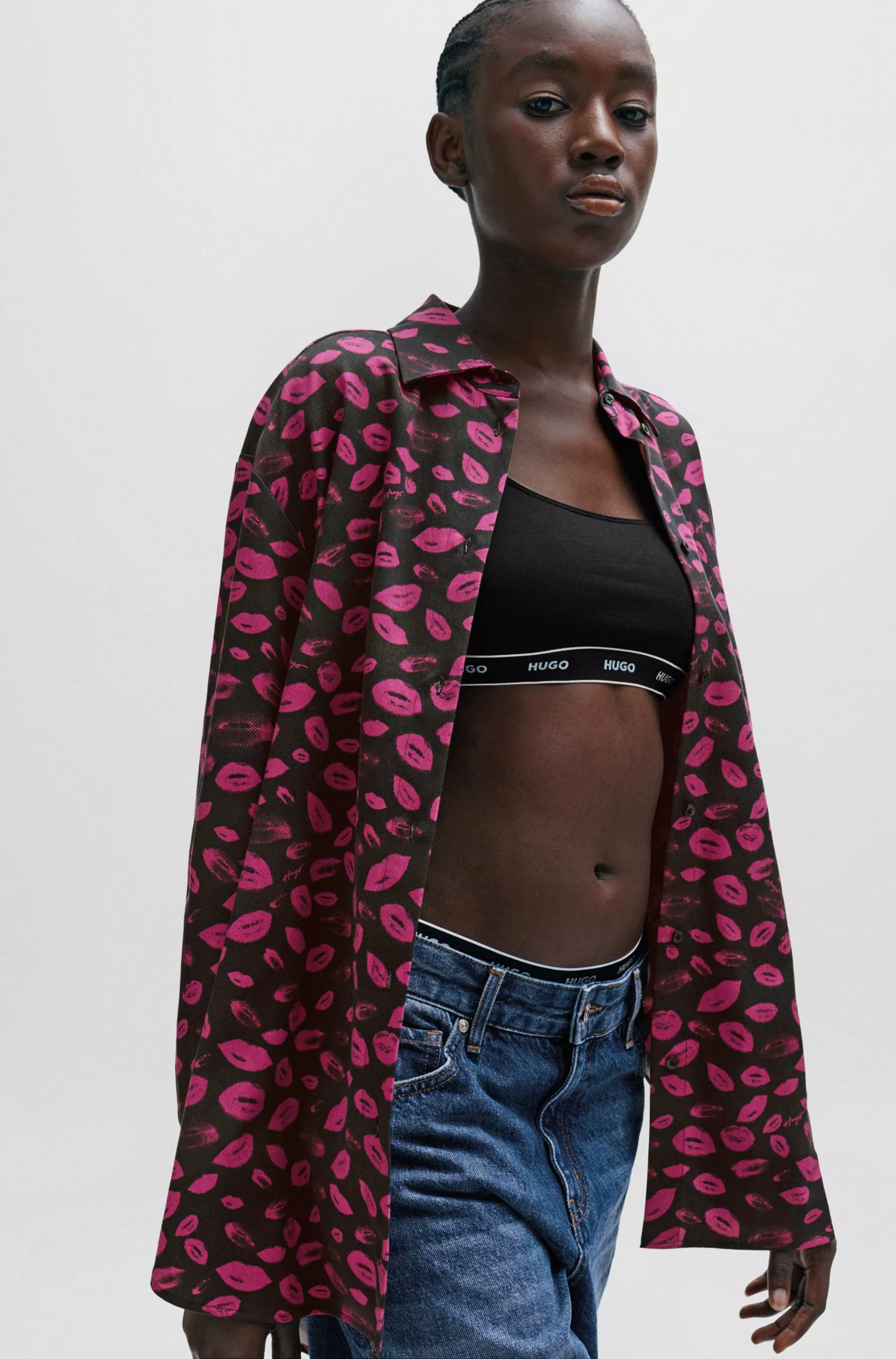 Blusa HUGO vermelha de modelagem ampla com estampa floral miúda de lábios.