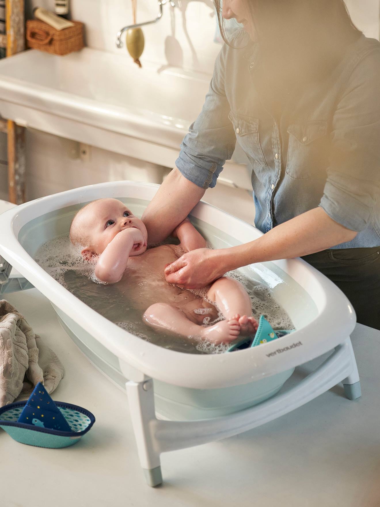 Banheira dobrável Easytub VERTBAUDET, com estampa azul.