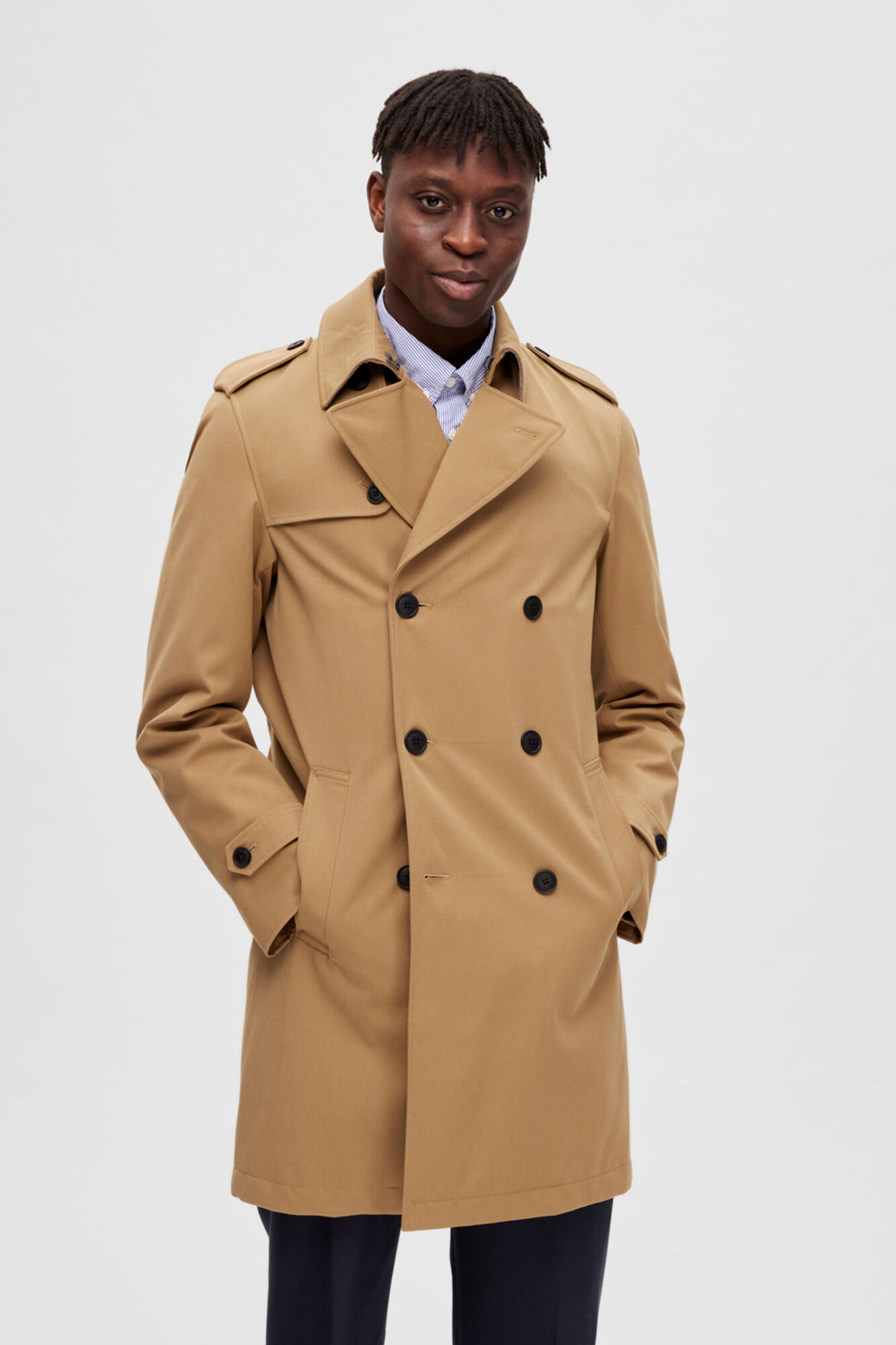 Calça gabardine de corte regular, comprimento 3/4, confeccionada em algodão reciclado e poliéster - Marrom