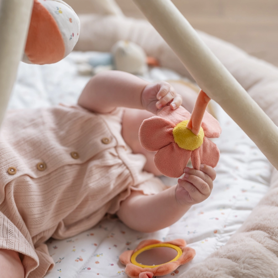 Nattou Spielkissen mit Bogen