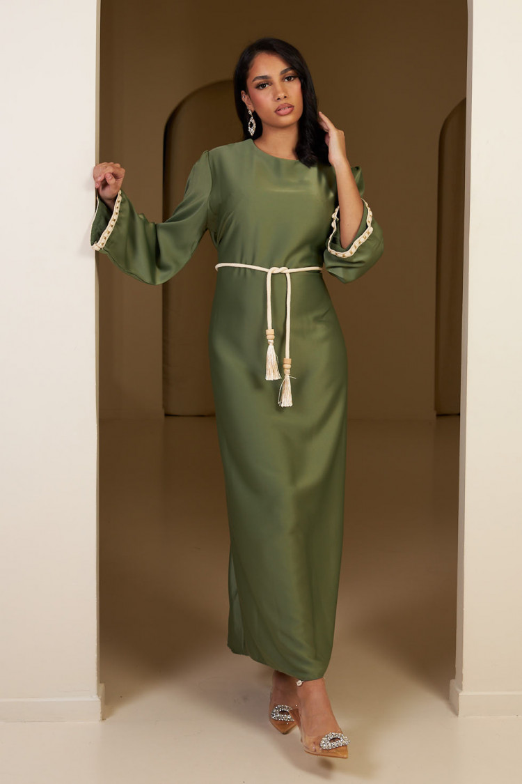 Robe verte ceinturée à ceinture pompom
