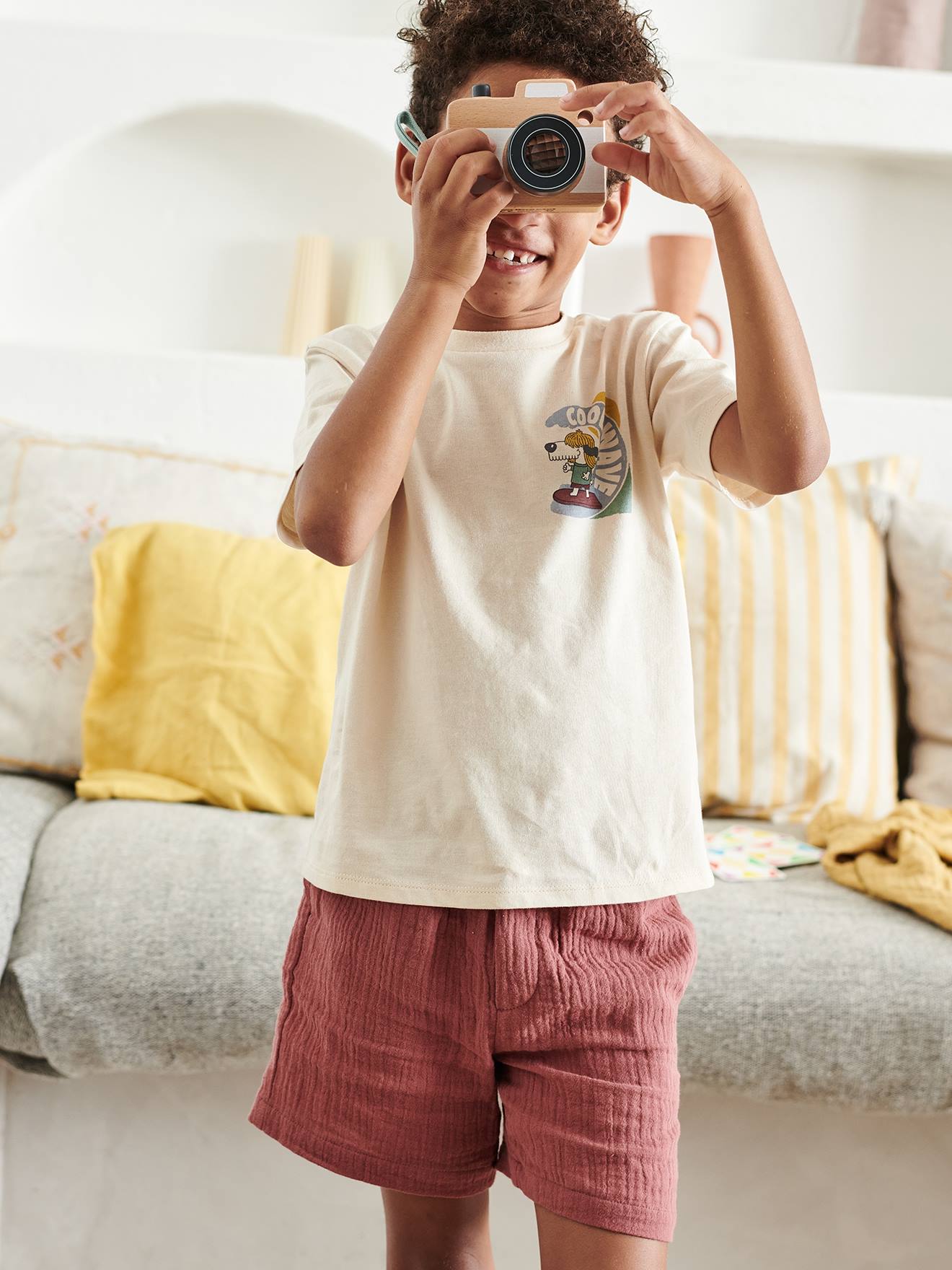 Roupa do menino: camiseta e shorts de chiffon de algodão cor argila.