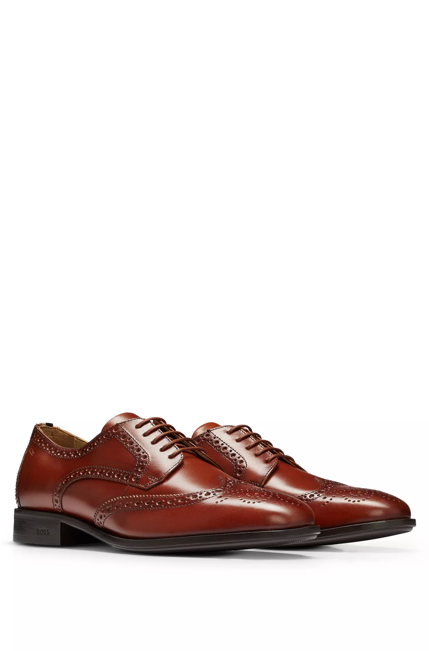 Sapatos BOSS Derby pretos em couro com detalhes brogue.