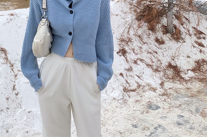 Letme - Effen coltrui met knoopjes en cropped mouwen