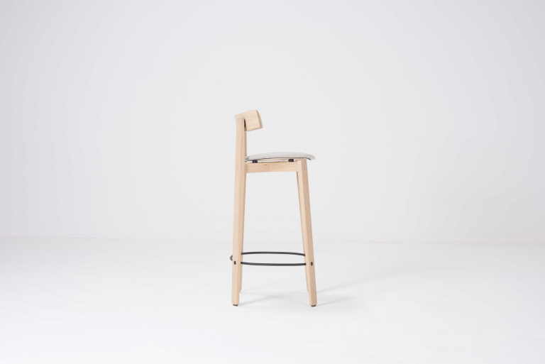 Gazzda Nora barkruk met leuning whitewash Main Line Flax Newsbury