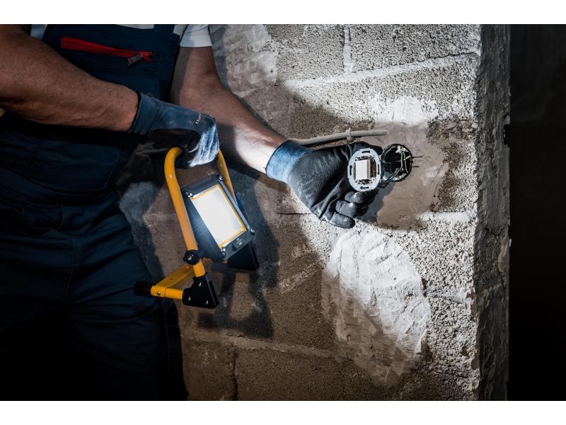 Brennenstuhl Akku Scheinwerfer JARO 2000 M 20 W Mobiler Akku LED Strahler