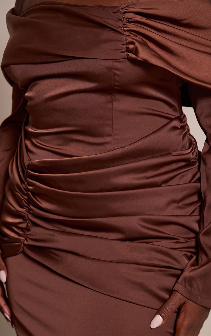 Chocolat Robe Longue Grande Taille En Satin Avec Détails Froncés Et Épaules Dénudées