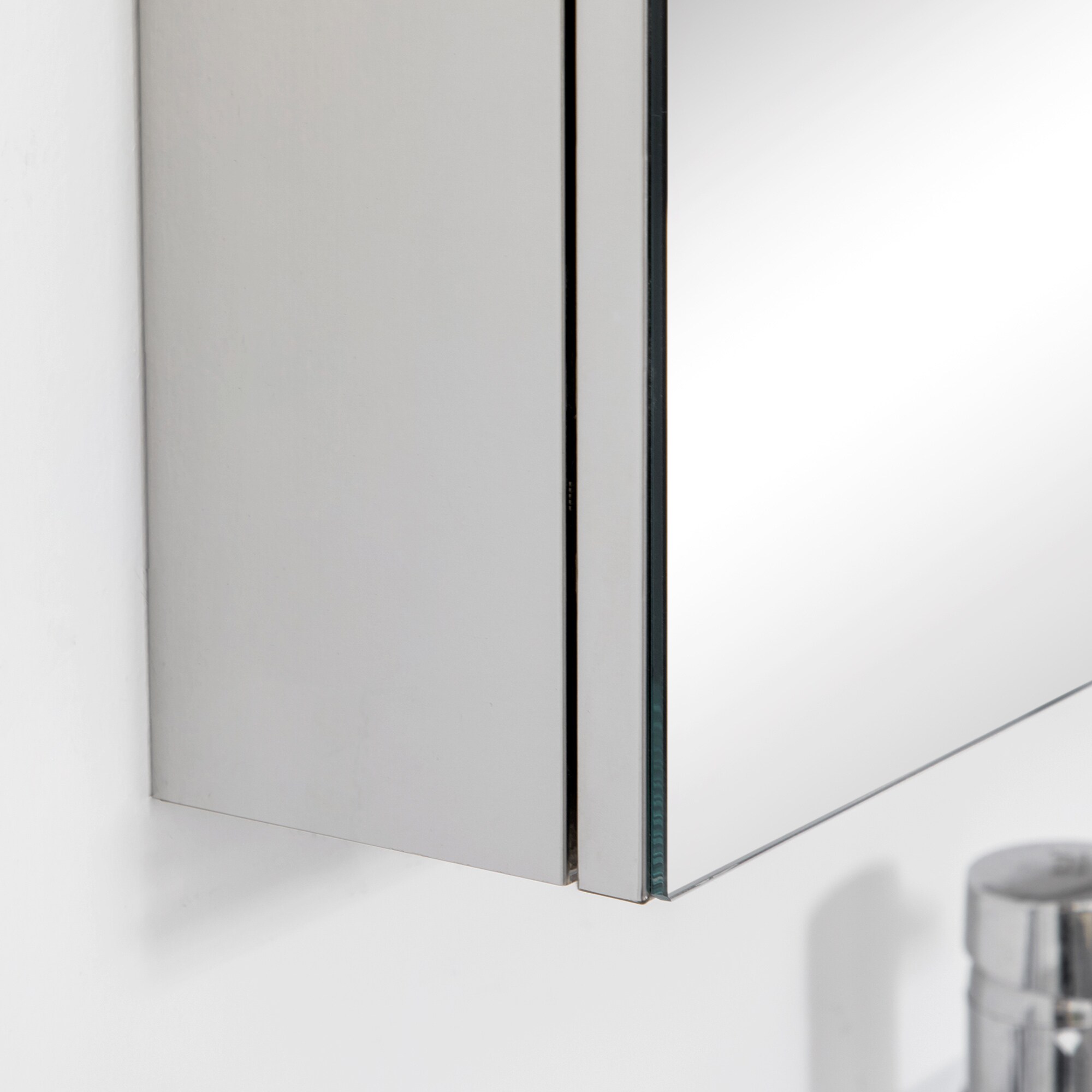 kleankin Spiegelschrank mit drei Türen silber 70L x 12B x 55H cm