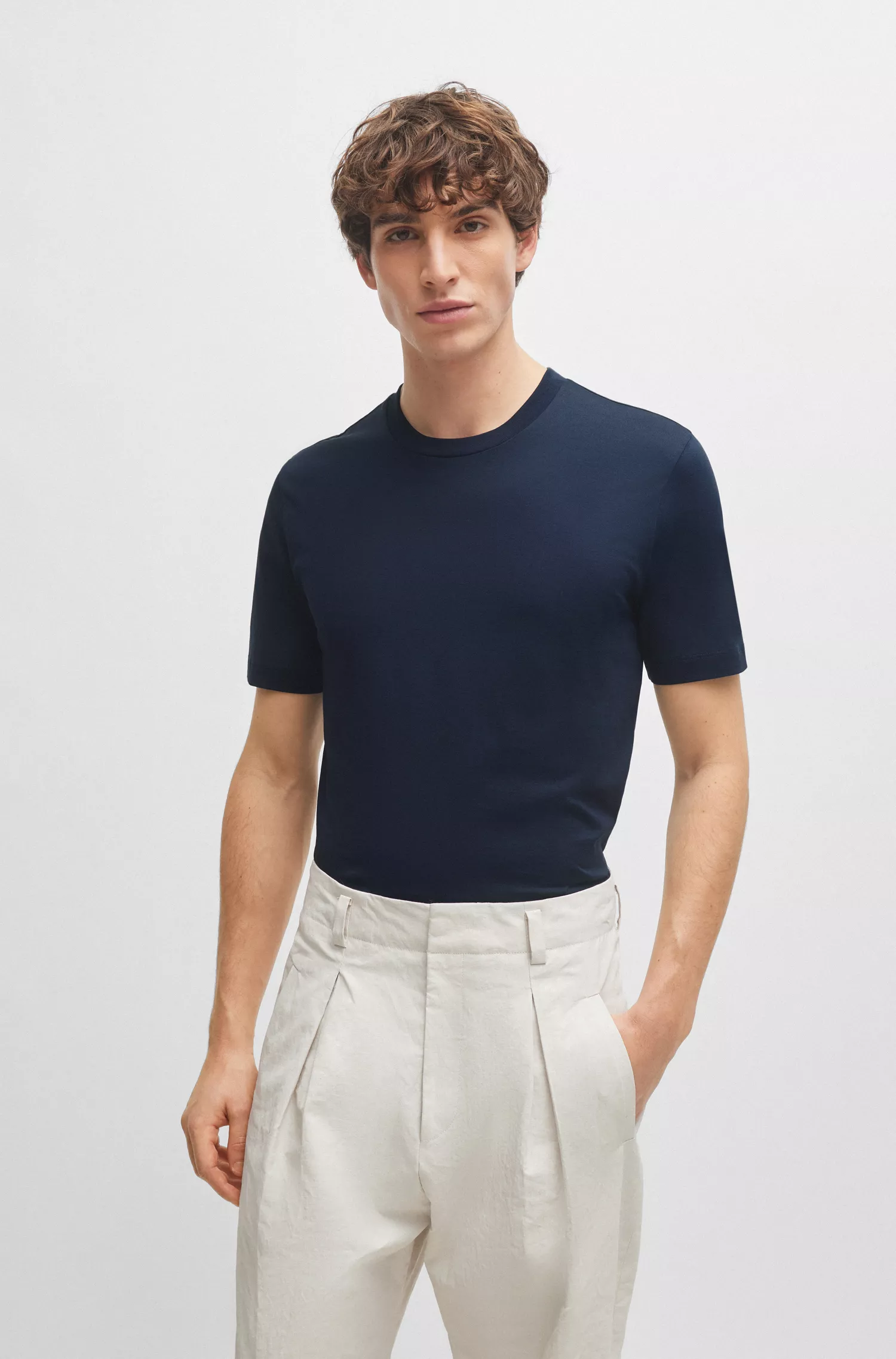 Camiseta BOSS preta em malha de algodão com modelagem regular.