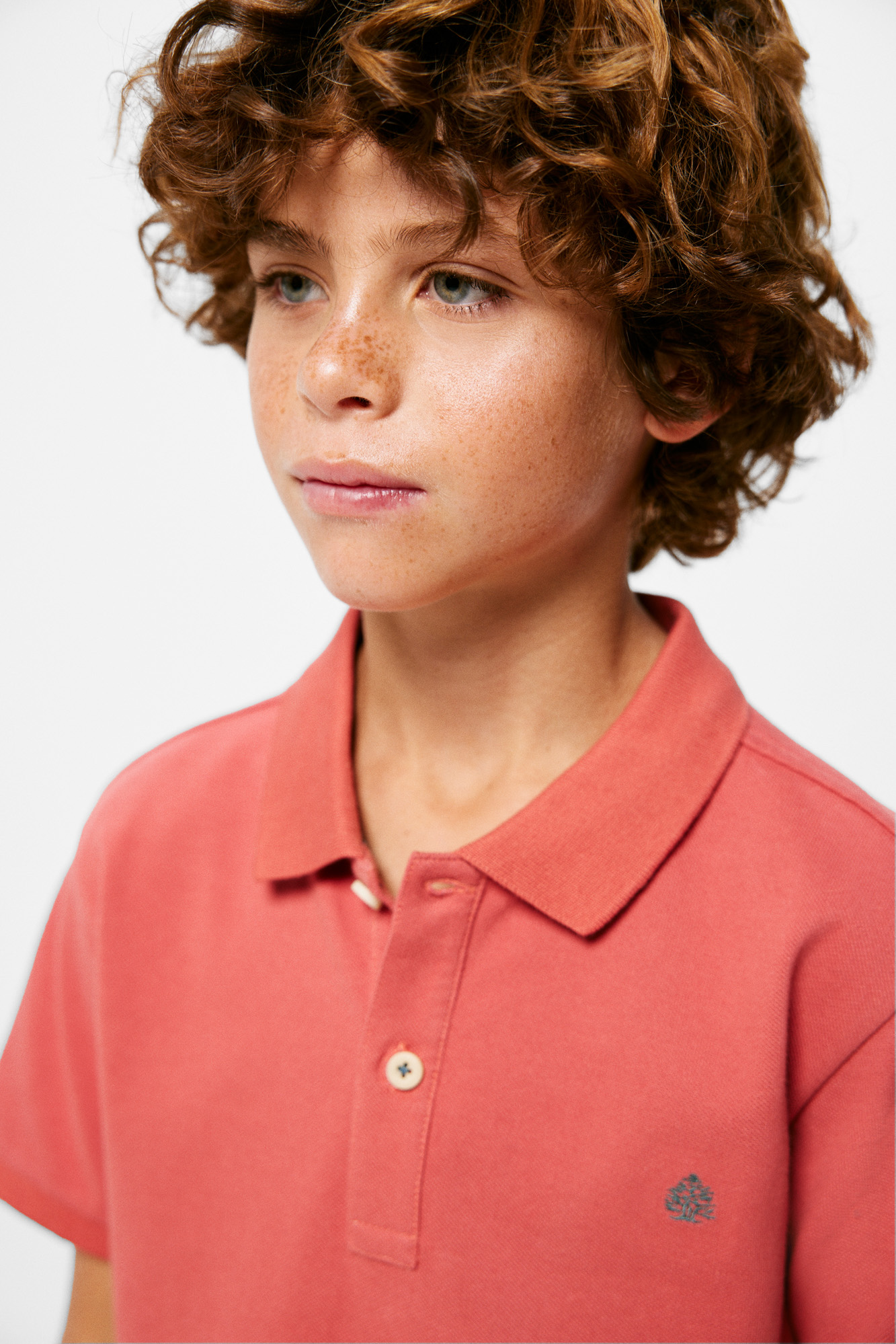 Camisa polo básica com logotipo para meninos