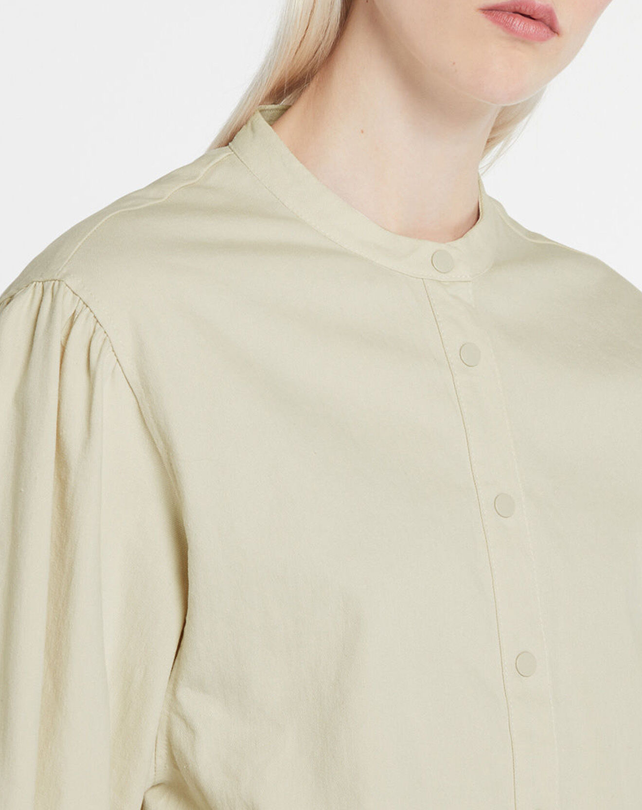 Galeries Lafayette Chemise en Coton Cachou col officier écrue