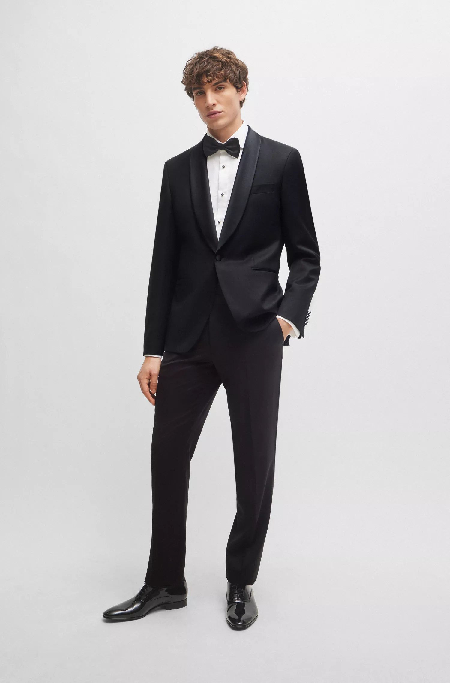 Blazer de smoking BOSS preto, corte regular, em sarja de lã virgem.