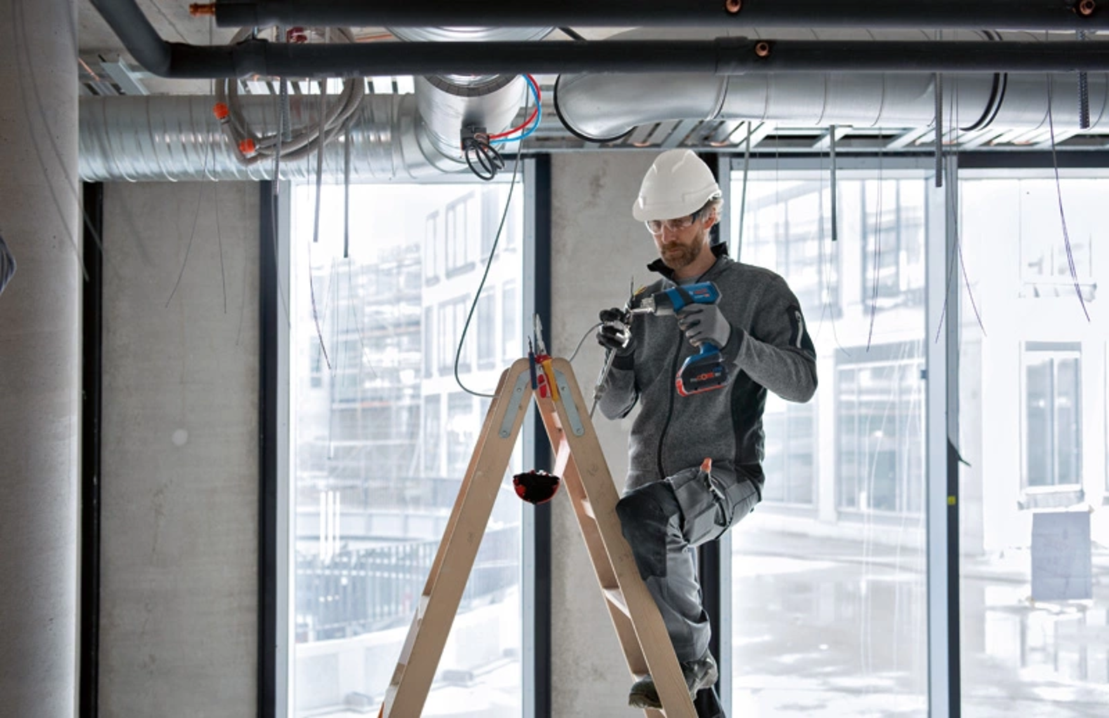 Bosch Professional  GHG 18V-50 Akku-Heißluftgebläse    Kompaktes Heißluftgebläse für die Unterstützung unterwegs