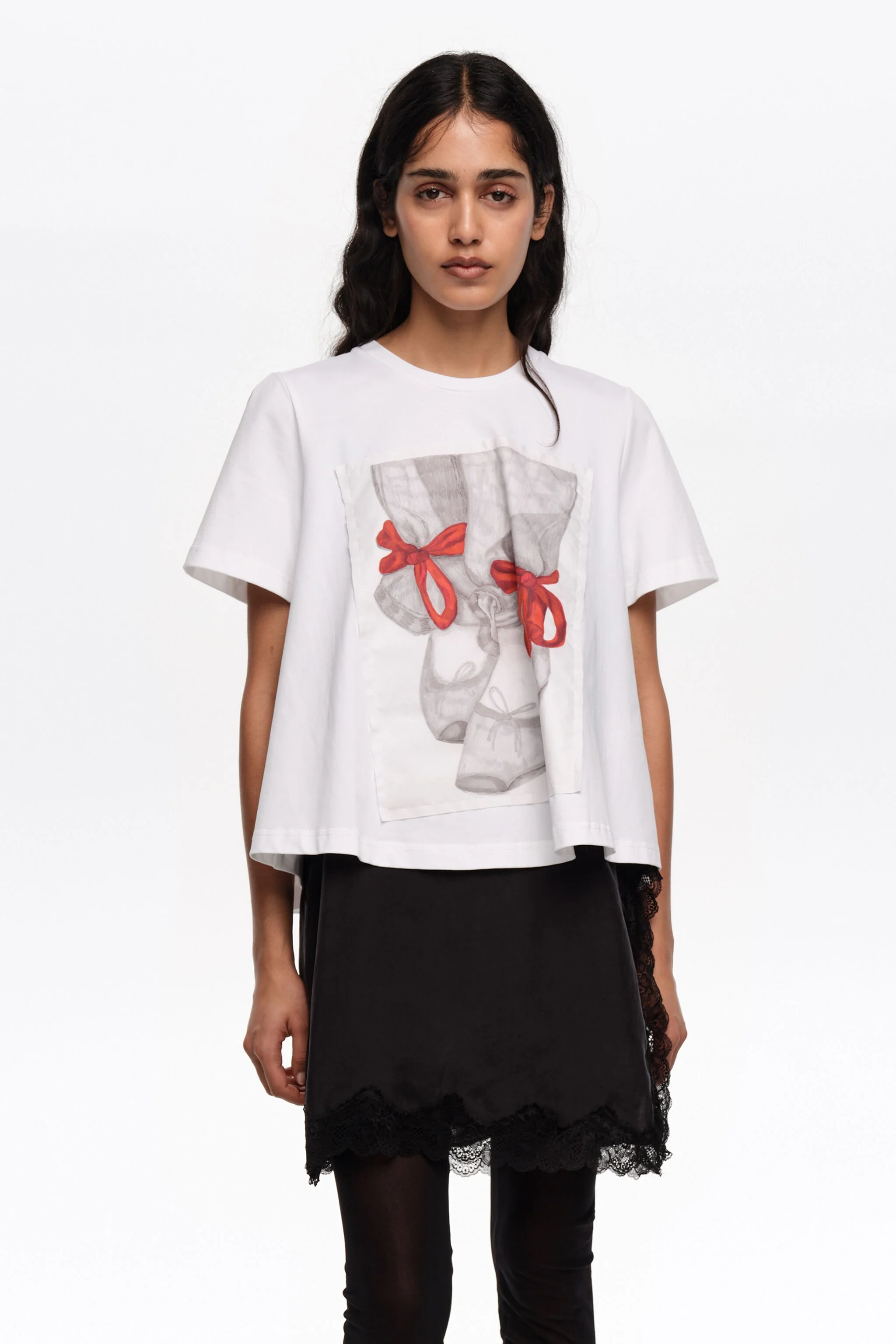 Camiseta branca de corte A com logo de bailarinas